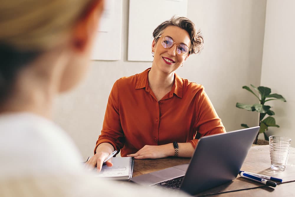 Supporting-staff-with-menopause_02.26 Manager supporting employee with menopause symptoms at work
